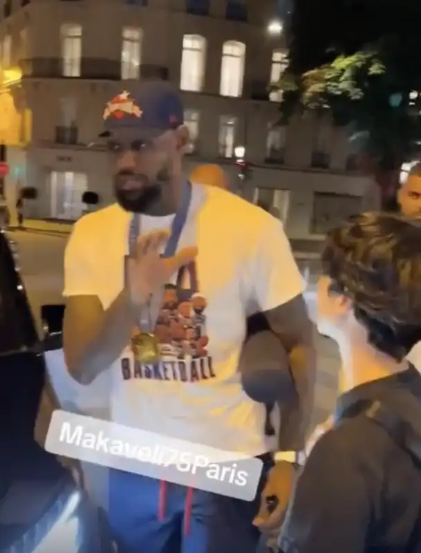 lebron james allontana un fan   4