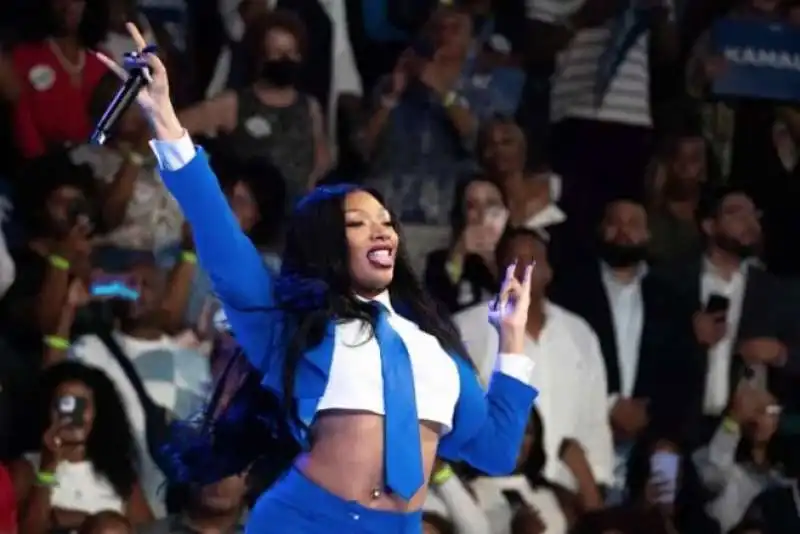 MEGAN THEE STALLION APRE IL COMIZIO DI KAMALA HARRIS AD ATLANTA IN GEORGIA