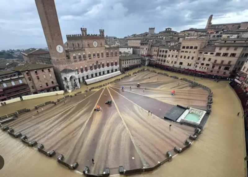 PALIO DI SIENA RIMANDATO PER PIOGGIA