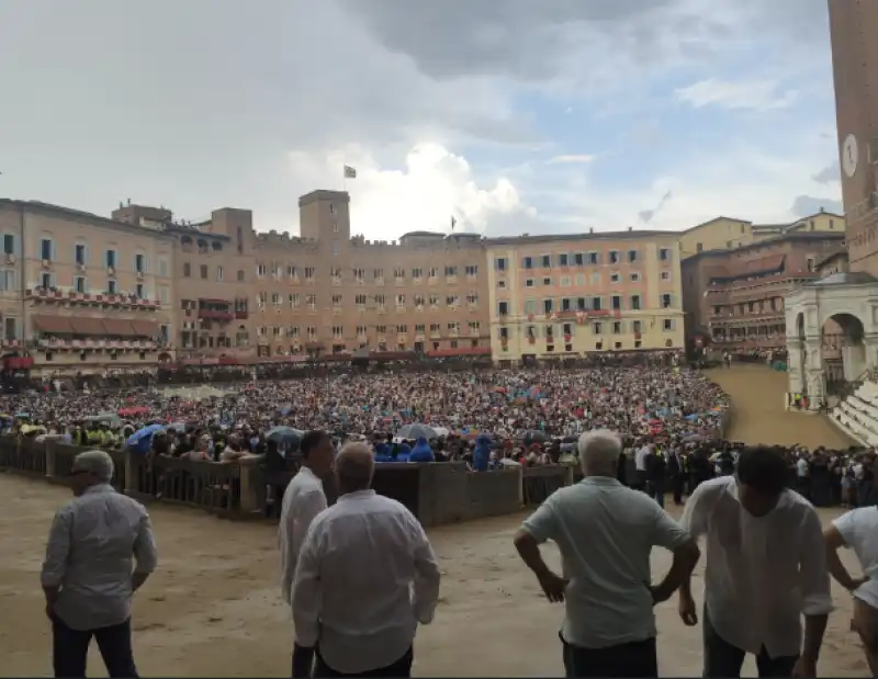 PALIO DI SIENA RIMANDATO PER PIOGGIA