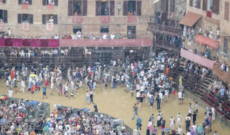 PALIO DI SIENA RIMANDATO PER PIOGGIA