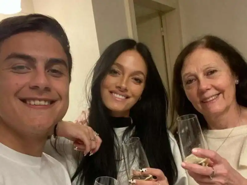 paulo dybala con la moglie oriana e  la madre alicia 