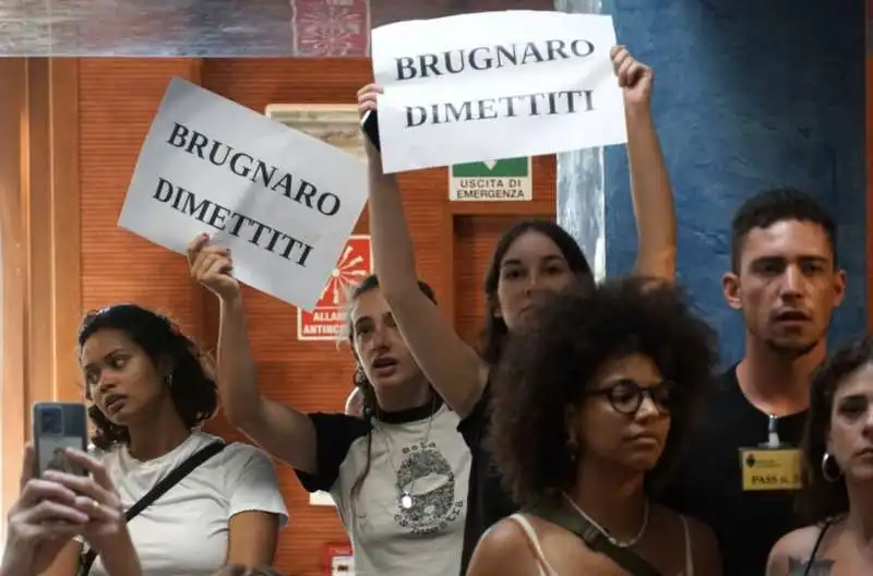 proteste contro luigi brugnaro a venezia