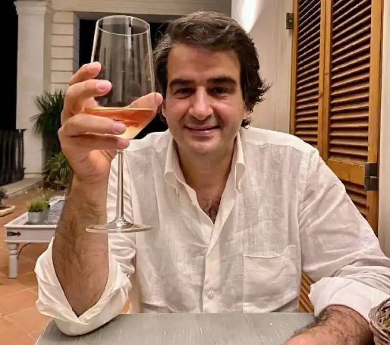 RAFFAELE FITTO CON UN BICCHIERE DI VINO