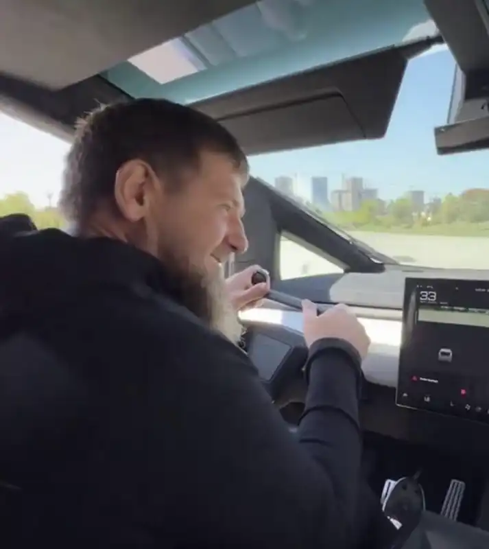 Ramzam Kadyrov con il suv Cybertruck regalato da elon musk 