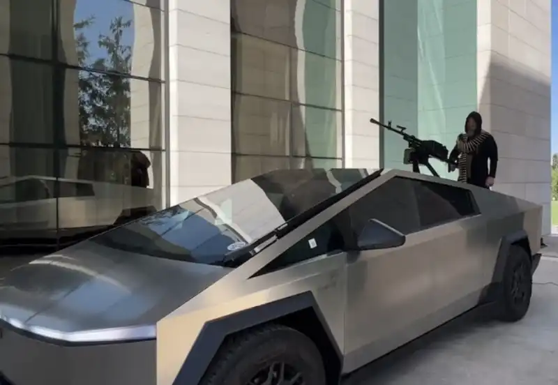 Ramzam Kadyrov con il suv Cybertruck regalato da elon musk 