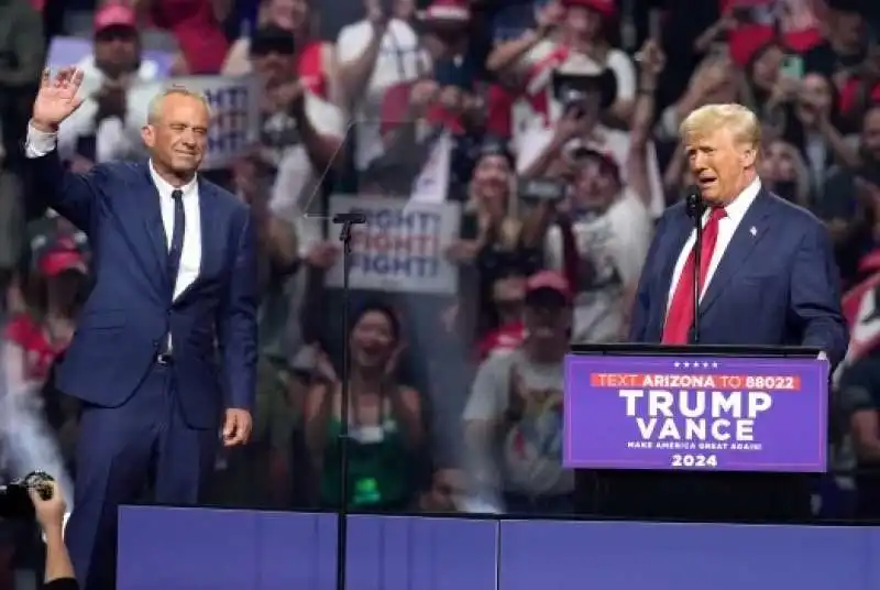 robert f. kennedy jr con donald trump in arizona 2