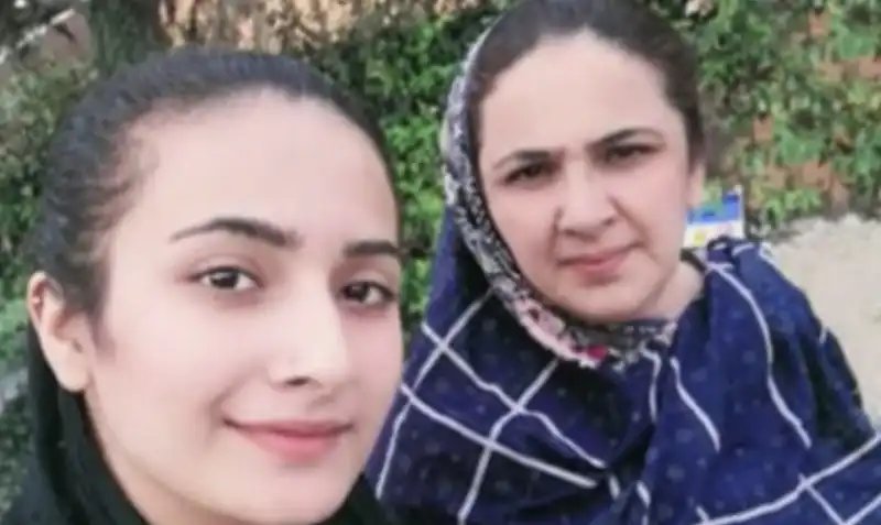 saman abbas e la madre nazia shaheen  1