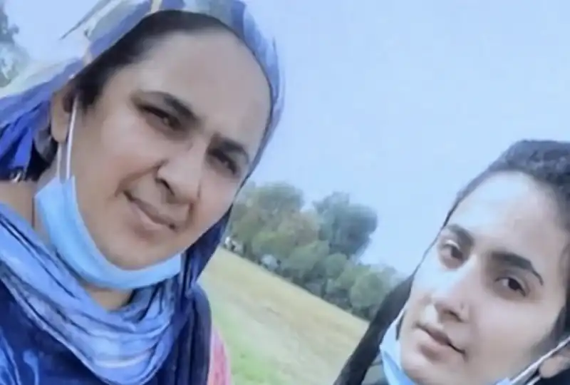 saman abbas e la madre nazia shaheen  2