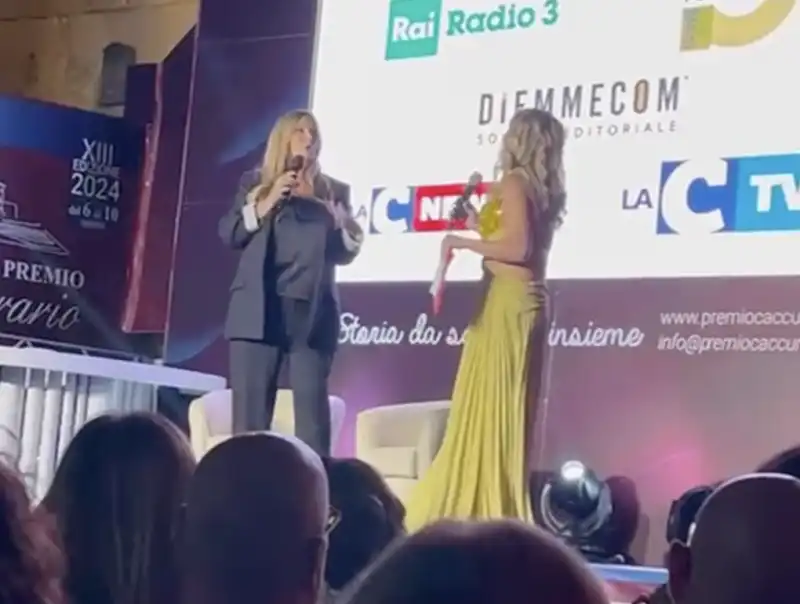 selvaggia lucarelli abbandona il palco al Premio Caccuri 