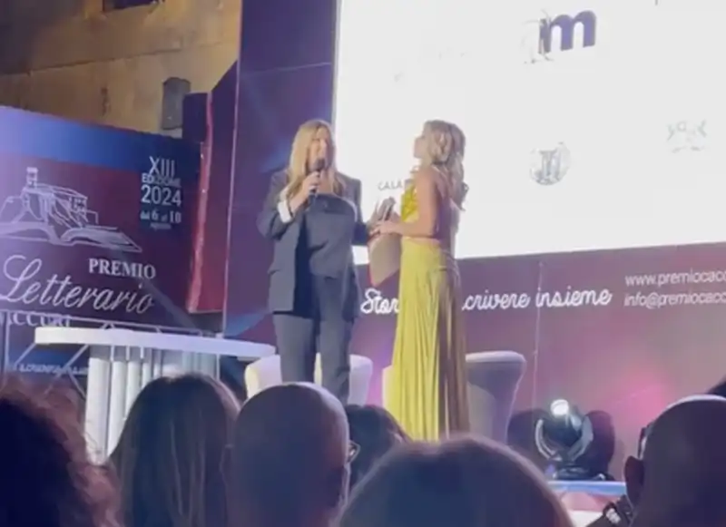 selvaggia lucarelli abbandona il palco al Premio Caccuri 