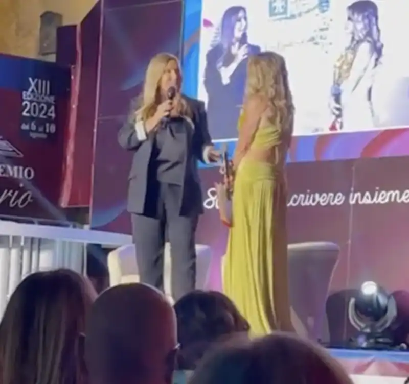 selvaggia lucarelli abbandona il palco al Premio Caccuri