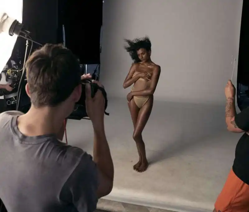 simone ashley    backstage calendario pirelli 2025