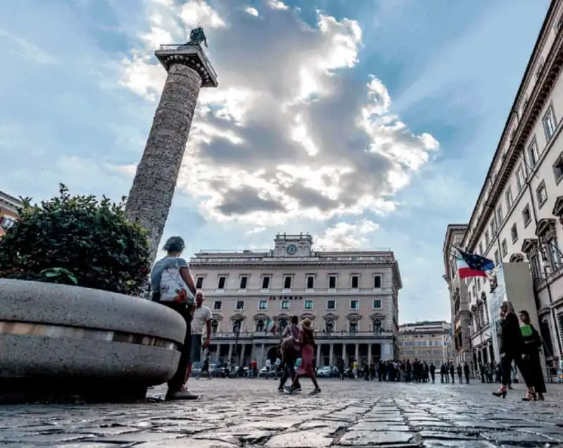 statua di san paolo in cima alla colonna di marco aurelio   