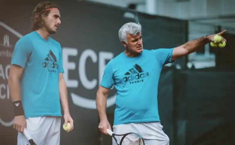 stefanos tsitsipas con il papa apostolos   1