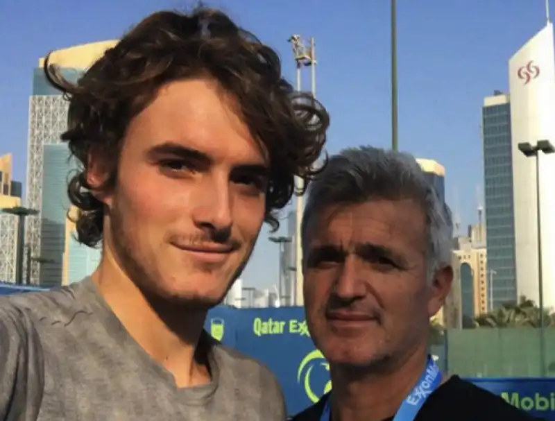 stefanos tsitsipas con il papa apostolos   3