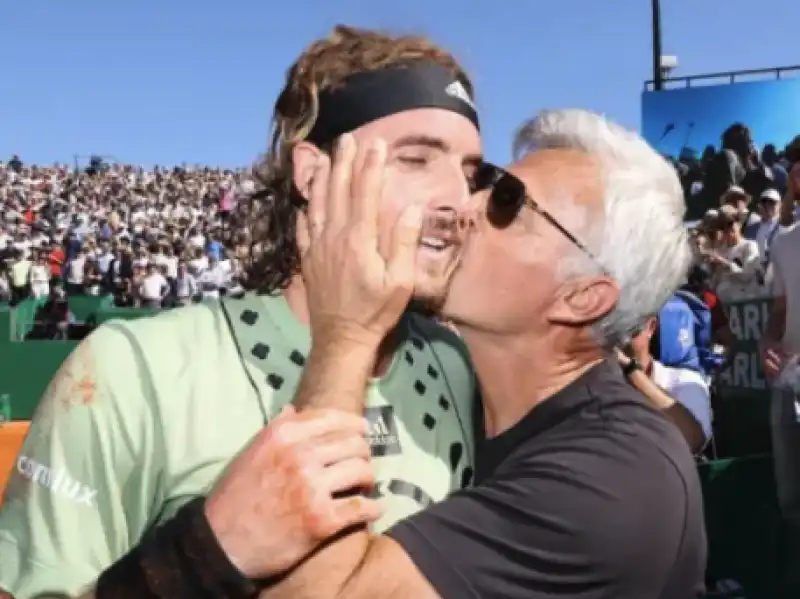 stefanos tsitsipas con il papa apostolos   4