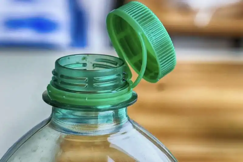  tappi delle bottiglie di plastica che non si staccano   1