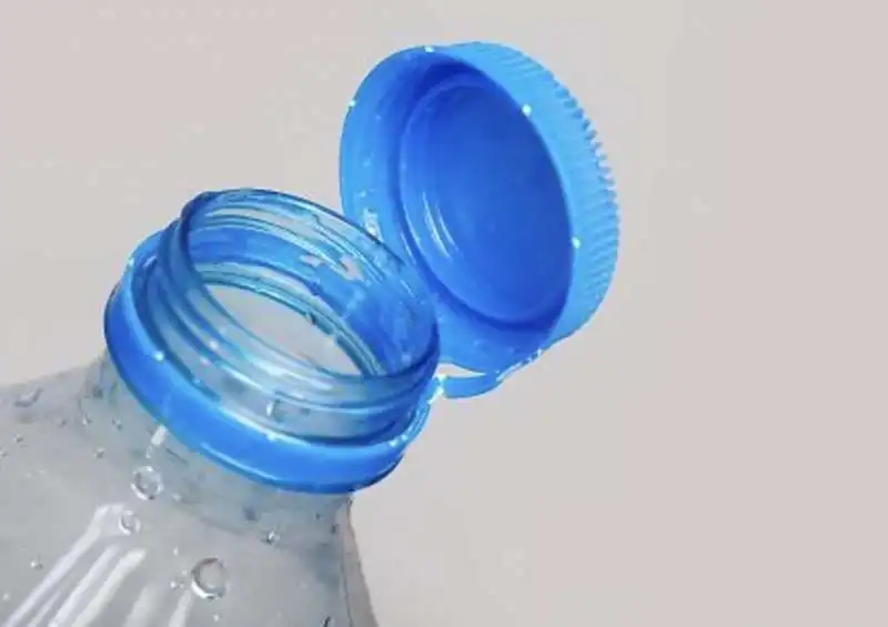  tappi delle bottiglie di plastica che non si staccano   3