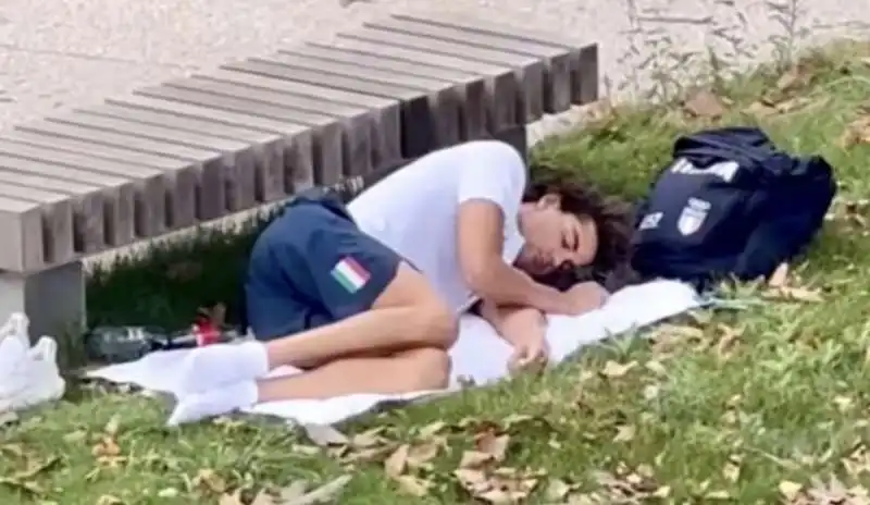 thomas ceccon dorme per strada fuori dal villaggio olimpico a parigi 2024   4