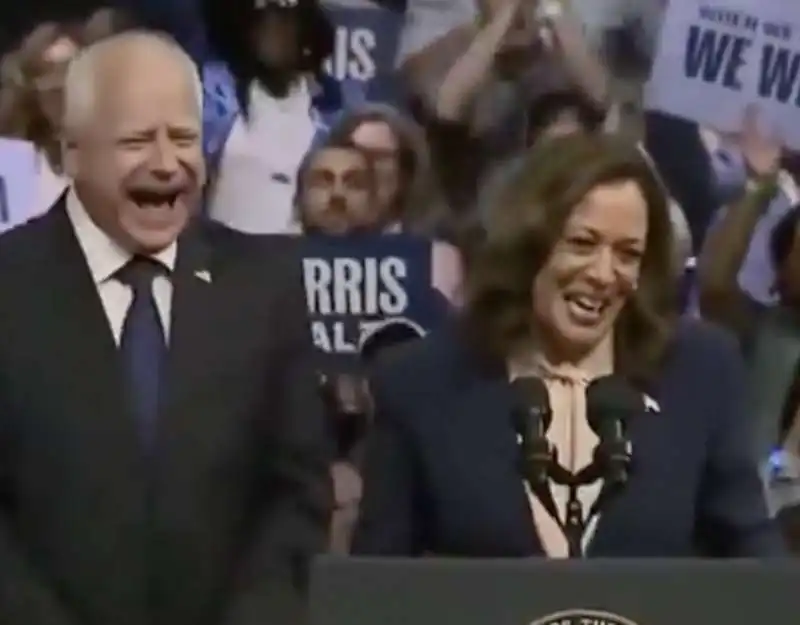 tim walz e kamala harris ridono sguaiatamente  2