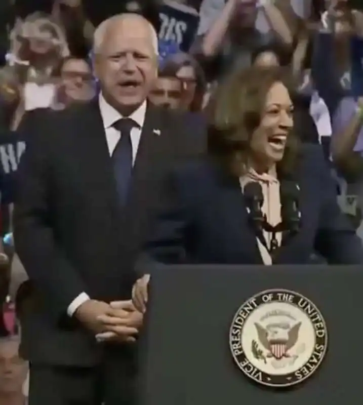 tim walz e kamala harris ridono sguaiatamente 