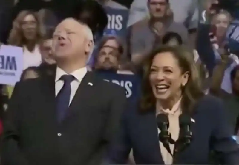 tim walz e kamala harris ridono sguaiatamente  