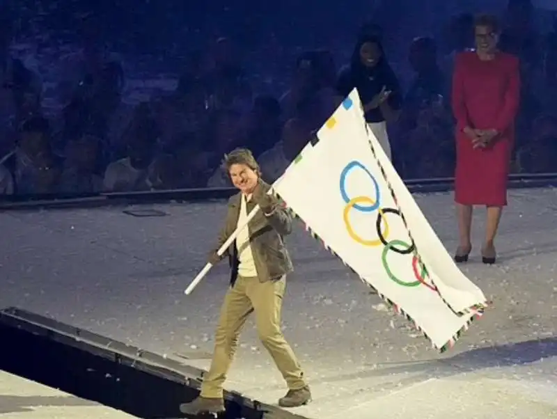 tom cruise alla cerimonia di chiusura delle olimpiadi di parigi 2024.   