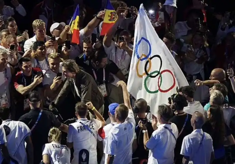 tom cruise    cerimonia di chiusura parigi 2024.  