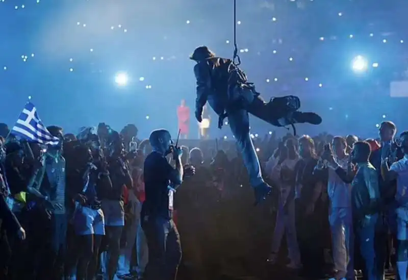 tom cruise si lancia dal tetto dello stade de france   cerimonia di chiusura parigi 2024 2