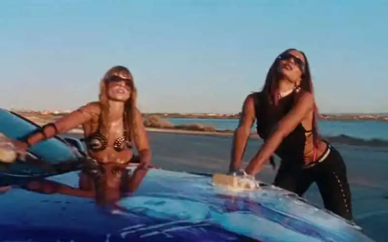 victoria de angelis e anitta nella videoclip di get up bitch shake ya ass 11