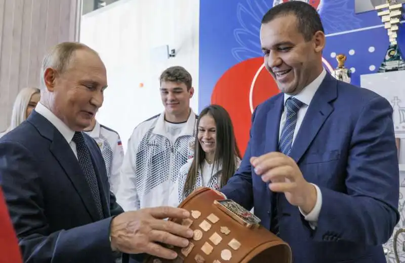 VLADIMIR PUTIN CON UMAR KREMLEV