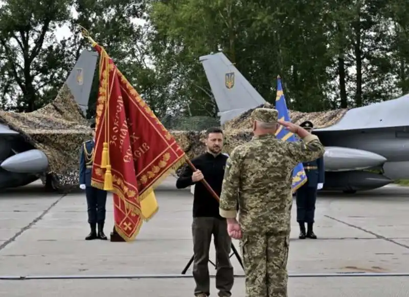 volodymyr zelensky con i primi f 16  