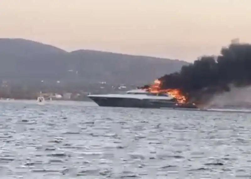 YACHT A FUOCO A LARGO DI OLBIA
