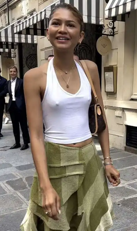 ZENDAYA A PARIGI SENZA REGGISENO  