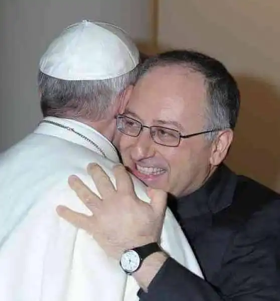 ANTONIO SPADARO ABBRACCIA PAPA FRANCESCO 