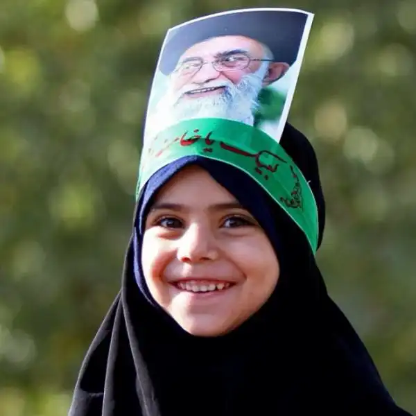 BAMBINA CON FOTO DI KHAMENEI 