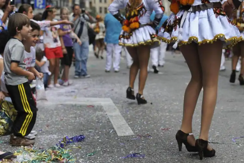 BAMBINI GUARDANO BALLERINE BOLIVIANE AL FESTIVAL DAY OF AMERICA A OVIEDO IN SPAGNA 