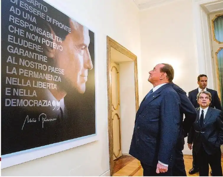 berlusconi guarda il suo quadro nella sede di forza italia 