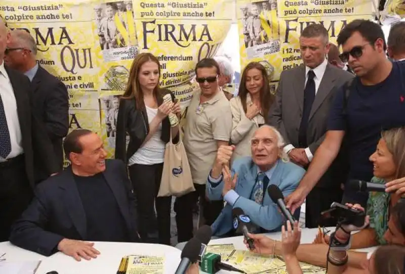 BERLUSCONI CON PANNELLA CHE SFANCULA TRAVAGLIO