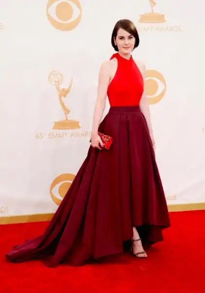 best downton abbey star michelle dockery mastered color blocking in this red and maroon prada gown 