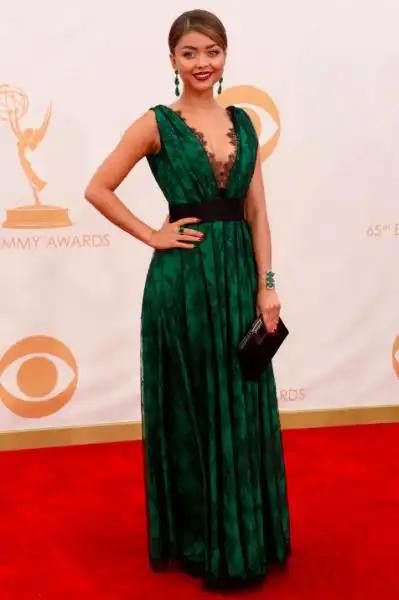 best modern family star sarah hyland also wowed in green 