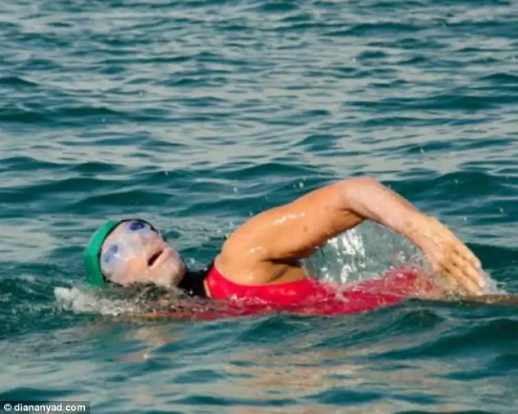 DIANA NYAD DURANTE IL TRAGITTO A NUOTO DA CUBA AGLI USA 