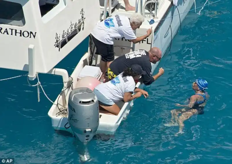 DIANA NYAD DURANTE IL TRAGITTO A NUOTO DA CUBA AGLI USA 