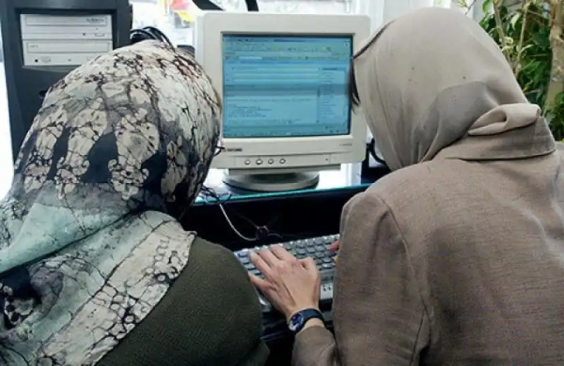 DONNE IRANIANE AL COMPUTER 