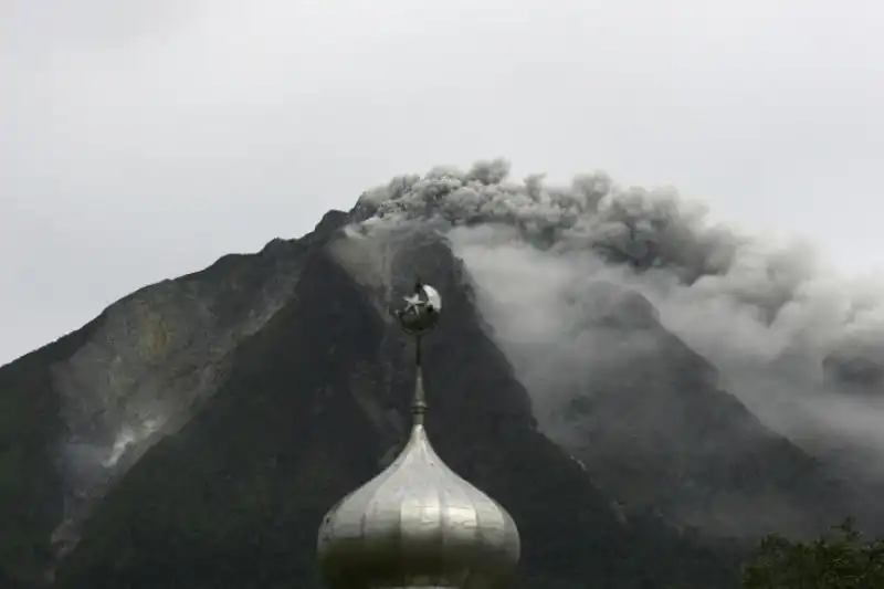 ERUZIONE DEL SINABUNG IN INDONESIA 