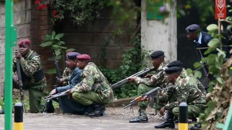 esercito keniano fuori dal mall di nairobi 