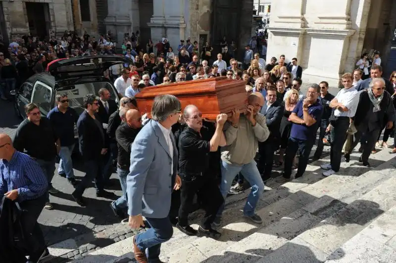 Il feretro entra in chiesa 