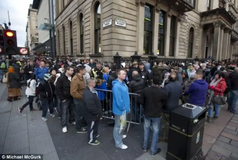 FILA AGLI APPLE STORE PER I NUOVI IPHONE - GLASGOW