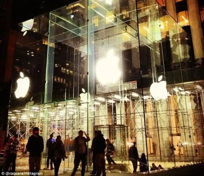 FILA AGLI APPLE STORE PER I NUOVI IPHONE - NEW YORK